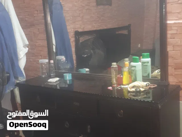 تخت غرفة نوم مع واليت ومرايه مع راسياتها مع طاولة سفره وكراسي وصوية غاز وفرش اطفال وعربية اطفال