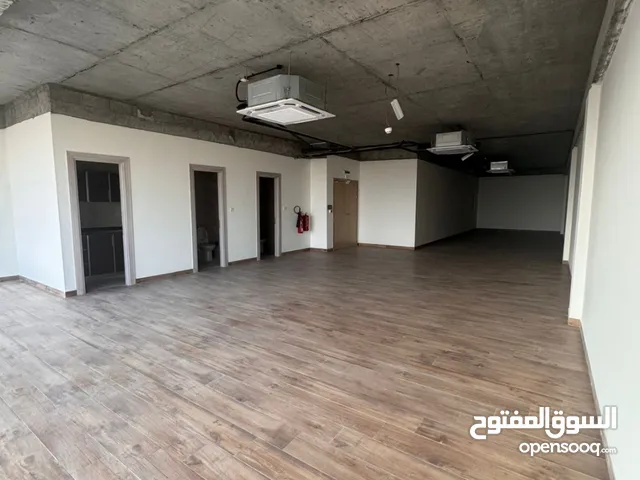 للبيع وللإيجار معرض مفتوح بالكامل في الموالح خط أول شارع الموج تكييف مركزي المساحه 125 متر