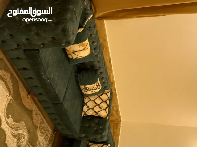 طقم كنب 7 مقاعد خليجي بحالة فوق الممتاز