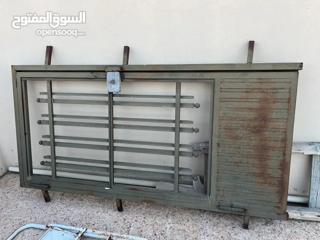 باب حديد بالقفص . جديد ميترو في الزوز