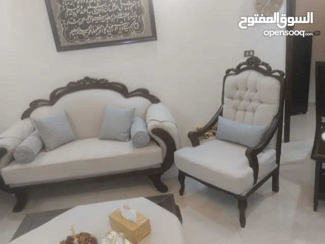 تنجيد جميع انواع الكنب والجلسات العربيه والخليجيه وصيانه الكنب داخل المنزل