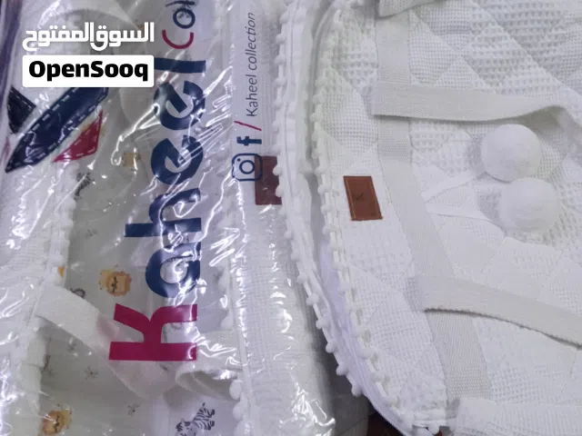 حاملة طفل مع جنطه وحمالة كبس