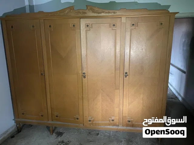 For Sale — Vintage Walnut Bedroom Set . À vendre — Ensemble de chambre vintage en noyer.