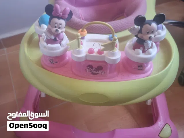 عربة للاطفال الرضع بحال جيدة جدا وسيارة لعبة