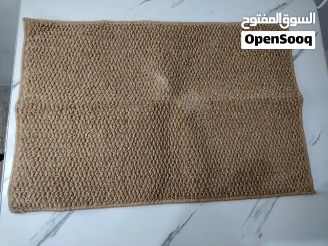 هذه سجادة أرضية منسوجة، تُعرف غالباً باسم "سجادة حلقة الأناناس" أو "ممسحة سيزال صناعي".