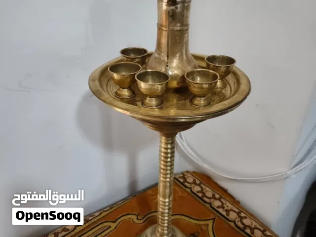 تحف فنية يدوية الصنع دله وفناجين وقاعدة نحاس عمرها 60 سنه