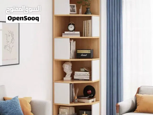 خزانة الزاوية الترند مزيج لون خشبي مع أبيض يعطي لمسة عصرية