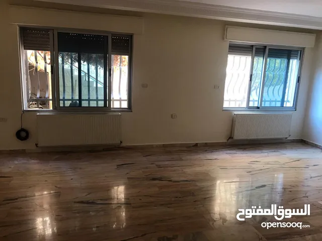 شقة شية ارضي مشمسة بالكامل مع كراج على الشارع وحديقه