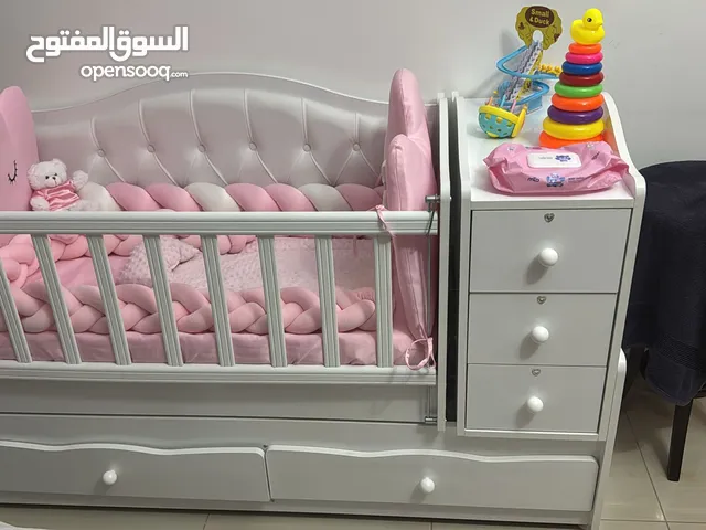 بيع سرير طفل عمره من الشهر الا السنتين بحالة الجديد ومعه اكسسوار وفرشة ومسبل وناموسية هدية