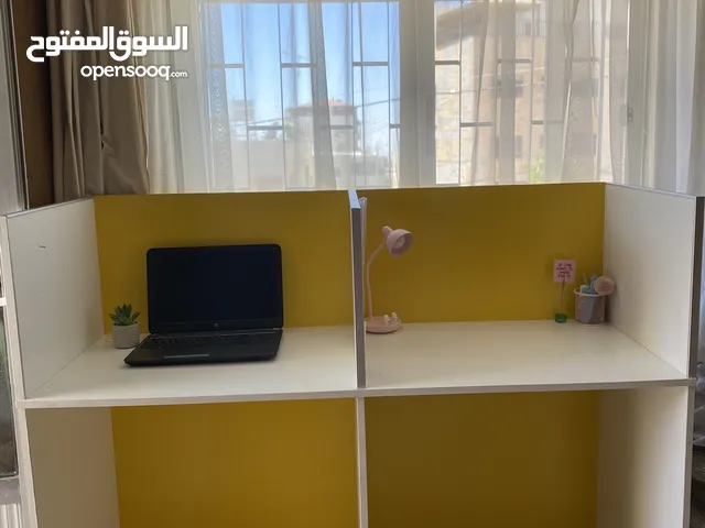 مكتب دراسة مزدوج بتصميم عملي وأنيق