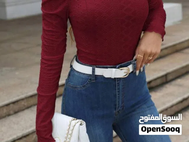 بلوزة بلون مميز وبتحتاجها اي صبية لمناسبة لزيارة بتلبق لكل اشي