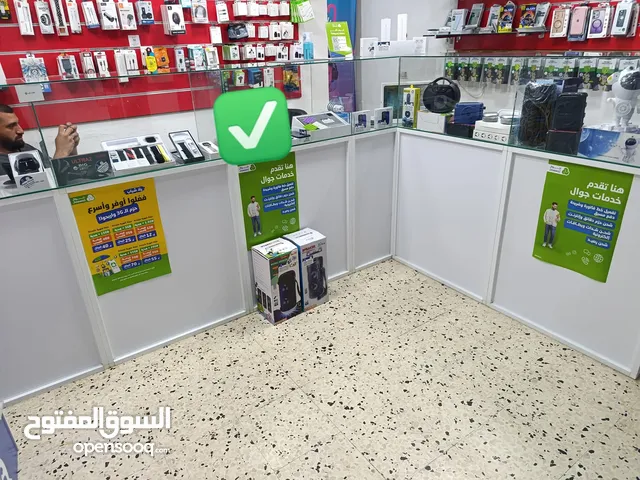 محل جوالات كامل للبيع (( بضاعة+ رفوف+ بترينة+مكيف