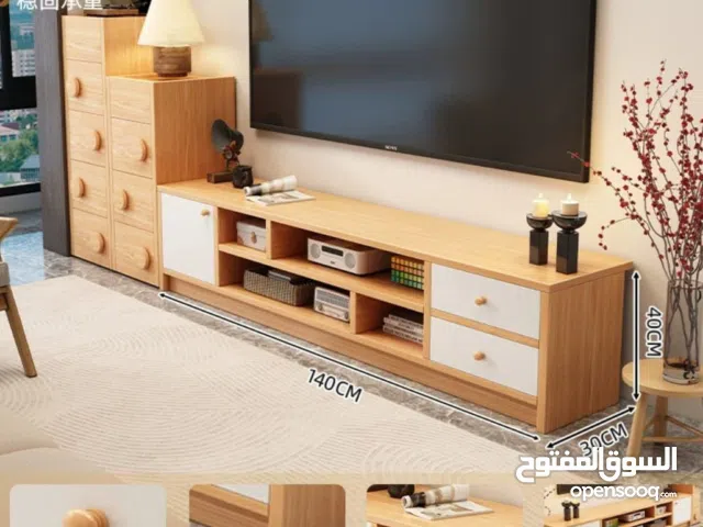 خزانة مزنزن تلفزيون خشبية عصرية   تصميم أنيق يجمع بين الخشب الطبيعي والأبواب البيضاء ليضيف لمسة