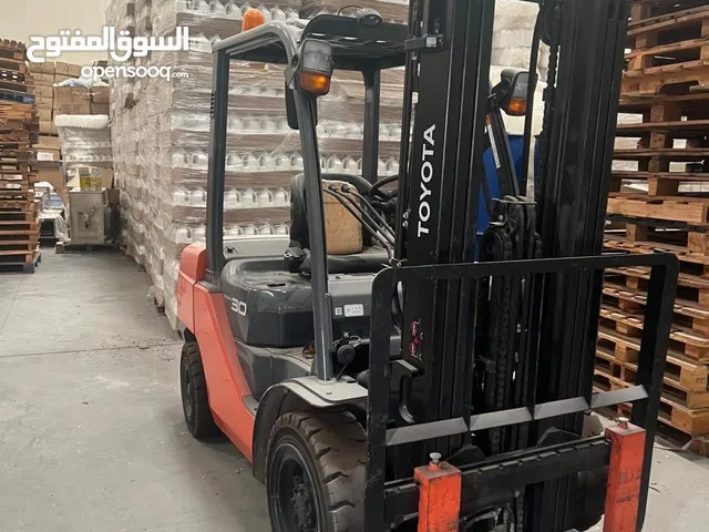 رافعات شوكيه فوركلفت و كرين و سيزر لفت مان لفت اعمده اناره بوبكات جي سي بي باكهول و تلي هندر تلسكوبي