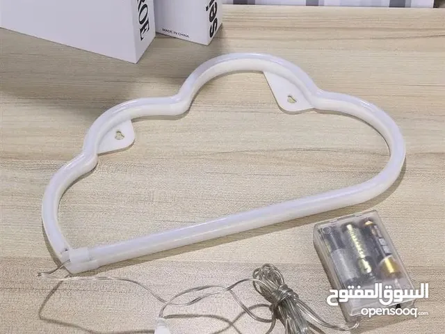 إضاءة جدارية بتصميم فريد على شكل غيمة A unique wall light designed in the shape of a cloud