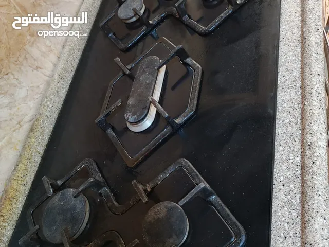 طباخ نضيف مال كاونتر وشغال يشتغل
