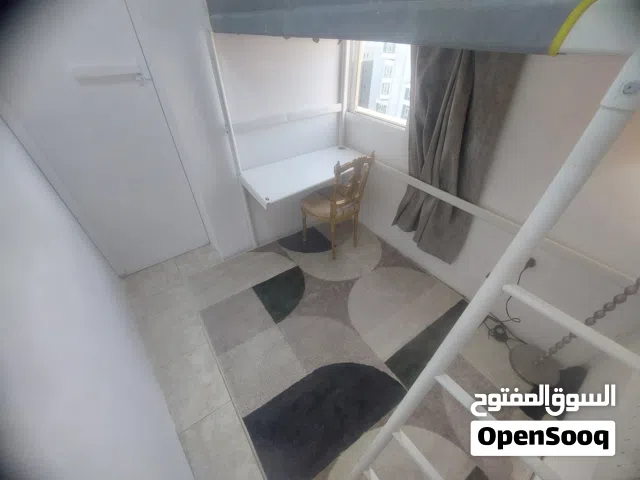 يوجد بارتيشن لفرد و غرفه لفردين بشقه نظيفه جدا ومفروشه ومجهزه بالكامل بالفنطاس