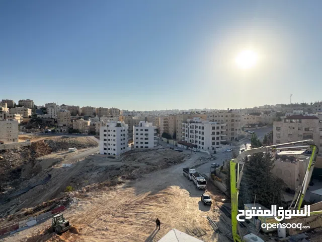 شقة طابق ثالث مع روف للبيع بمساحة 150م و روف 60م ترس 100في الجبيهة ذات اطلالة جميلة قرب مسجد زمزم .