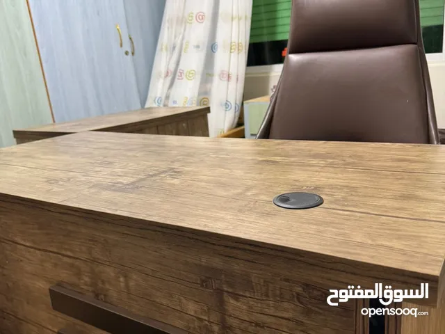 مكتب مع كرسي للبيع