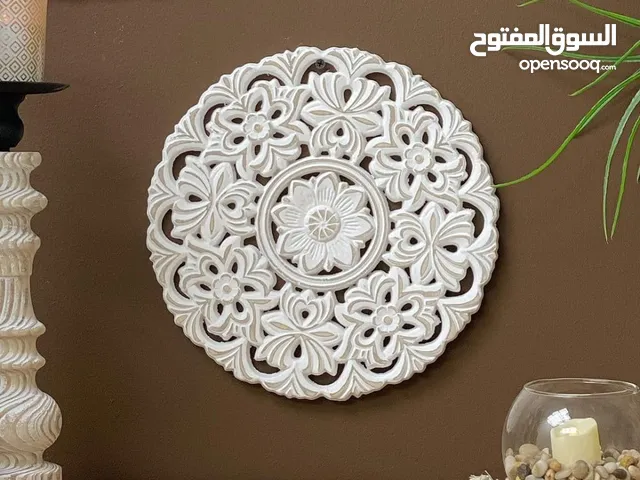 ديكور جداري خشبي محفور بتصميم زهري فخم