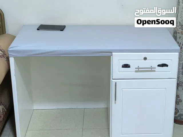 للبيع طاولة مكتبية / دراسة لون أبيض بحالة ممتازة مناسبة للاستخدام اليومي