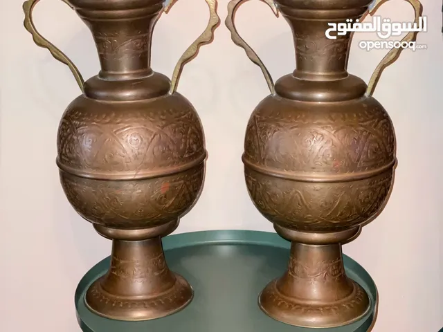 نحاس قديم (فازات كبيرة وسلات ضيافة فكتوريان وتمثال مشهور.) ديكورات مميزة.