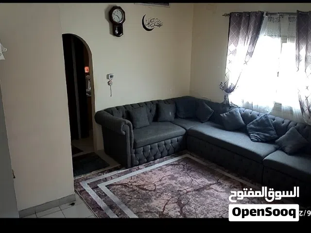 ركنة رماديه بحالة جيدة مستعمل