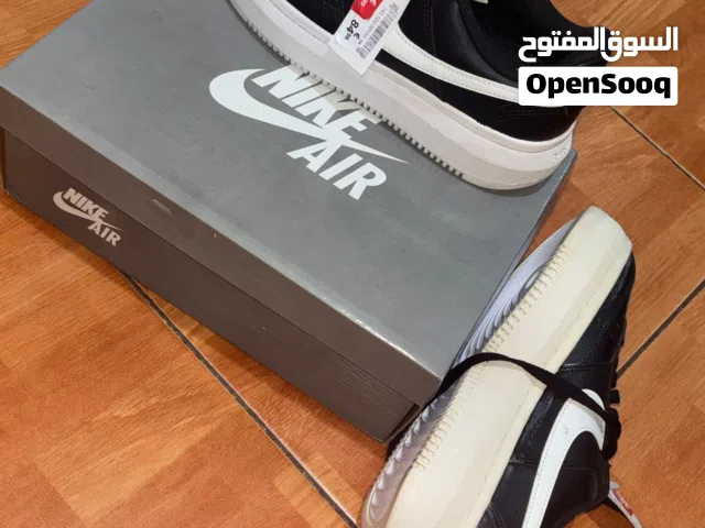 شوز ماركة نايكي الاصلي للبيع جديد غير ملبوس ابداً
