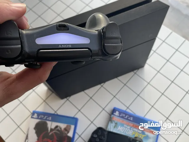 بلايستيشن 4 مع قبضتين كونترولر وشريطين العاب كل شي بحالة ممتازة استخدمته 7 شهور فقط الي جاد فاله طيب