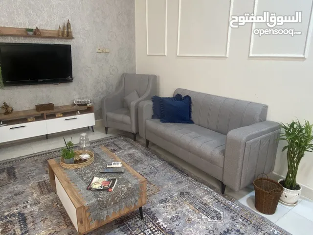 قنفات مع ميز مع بردة وموكيت وطبلة للبيع