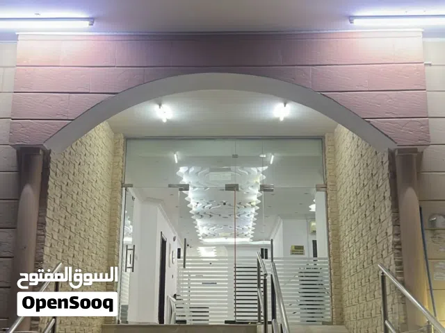 شقه للبيع بصلاله الغربيه ذات موقع ممتاز مكونه من غرفتين وصاله واتنين دورة مياه ومطبخ