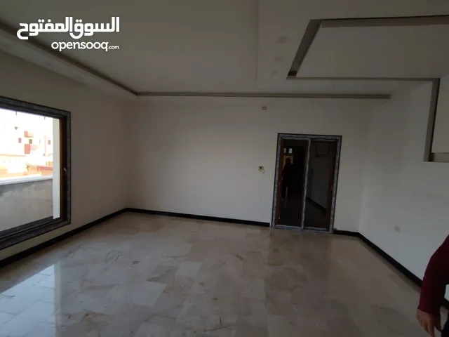 هنجر . مخزن. 500 م. ساندوتش .فيه مكتب حمام . ابوسته.