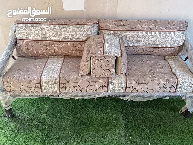 جلسة خارجية تتكون من كرسيين و 3 طاولات