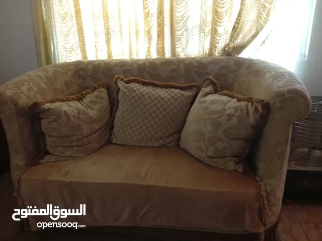 طقم كنب خشب امريكي لون بيج يتكون من كرسين وكنابي كبيرة وكنابي وسط