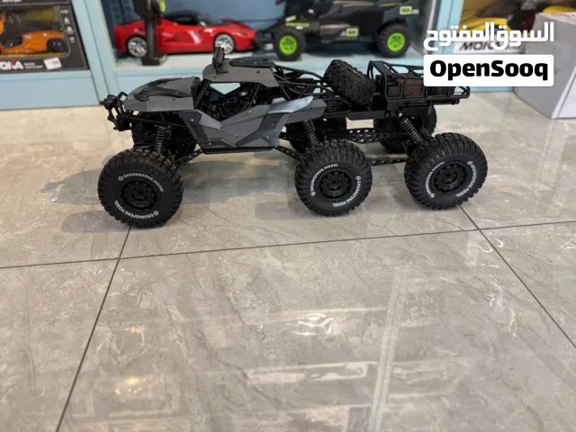 سيارة دفع رباعي بالتحكم عن بعد بتصميم مخصص للطرق الوعرة