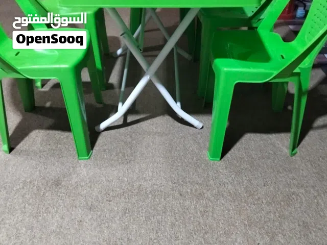 الطاولة ما مستعملة بس شهرين وا الطاولة جبيرة كبرهة مترتين الربع وا وياهة خمس كراسي