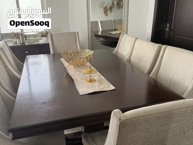 طاولة طعام ل ثمن اشخاص