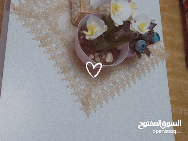 طاوله نص لون ابيض مع طقم مرافقات عدد 3
