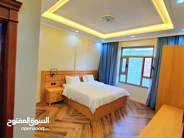 للايجار شقه مفروشه فاخره جد وحديثه في ارقى احياء صنعاء حده فيها كل الخدمات نظام غرفتين وحمامين وصاله