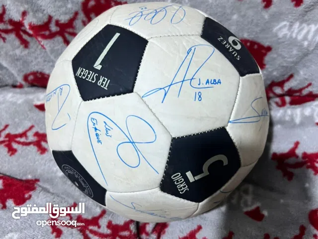 كرة قدم تحمل تواقيع عديده افضلهم ليونيل ميسي نيمار واخرين