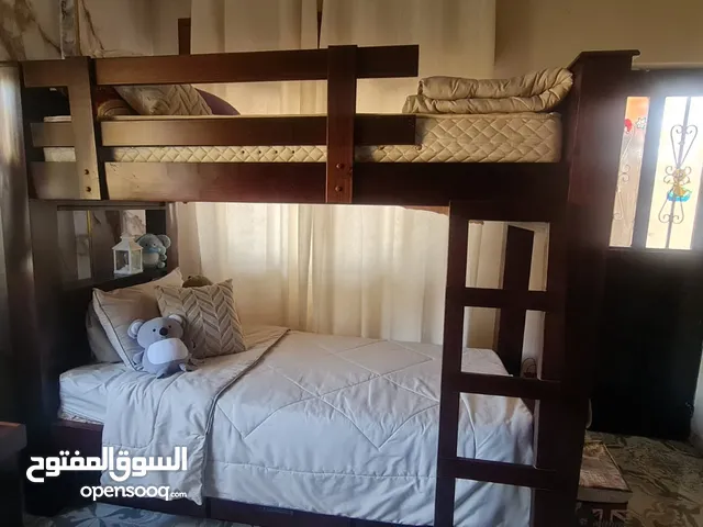 غرفة نوم تختين ومكتب