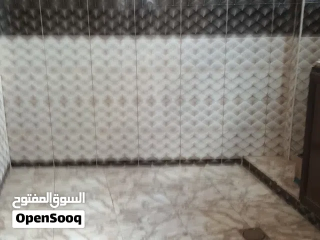 روف للايجار الزرقاء نزول نضال بجانب مدرسه زبيده طابق ثالث  3غرف وبلكونه مطبخ حمام ساعه كهرباء وساعه