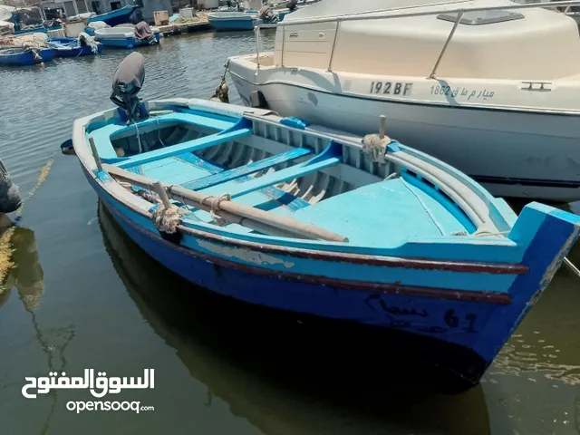 فلوكه خشب  عليها محرك 25 يماها الطول  5/10 متر