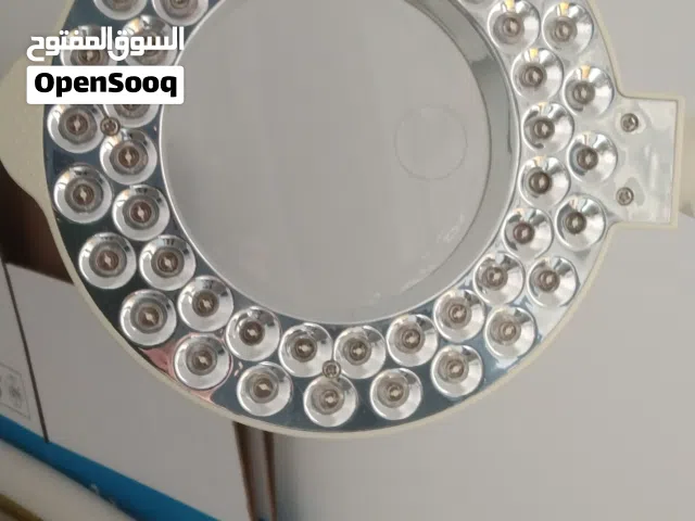 طاولة من الستانلس  والزجاج ذات 3 رفوف زجاج واباجورة ذات اضاءة جميلة