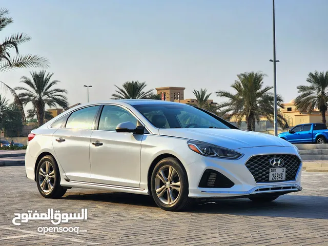 2018 Hyundai Sonata Sport (Sunroof / Leather seats) / 4 Cylinder / Excellent condition