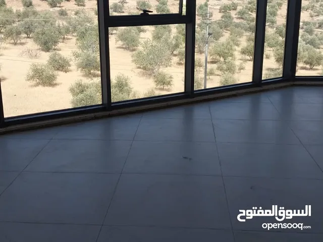 مكتب فارغ للايجار بمنطقة حيوية