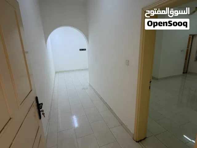 شقة ارضية للإيجار في الخوض قريب واحة الخوض ونور للتسوق  غرفتين وصالة