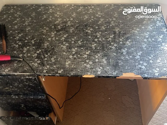 مكتب او طاولة كمبيوتر للبيع