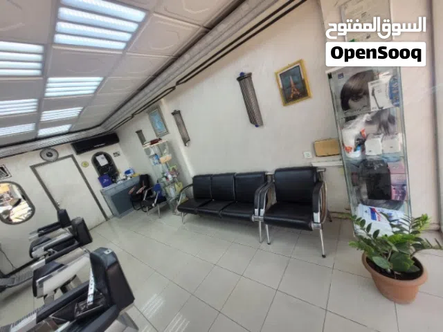صالون حلاقة رجالي للبيع في الشارقة
