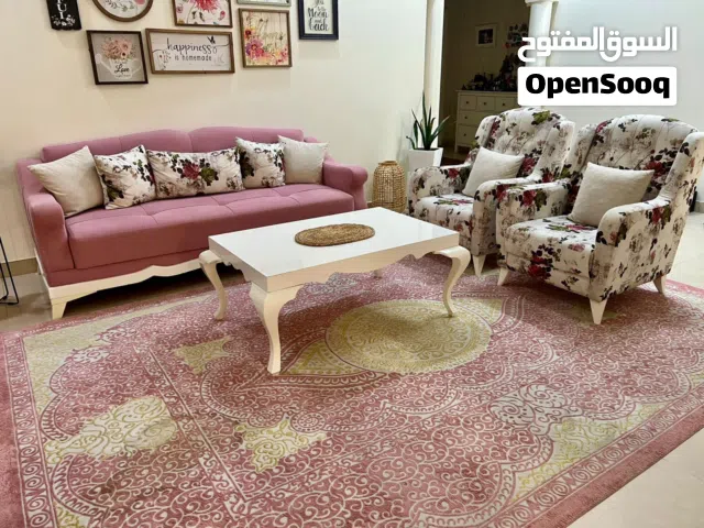طقم جلوس مكون من  كرسين مفردين و كرسي ل 3 اشخاص  و طاولة و سجاد